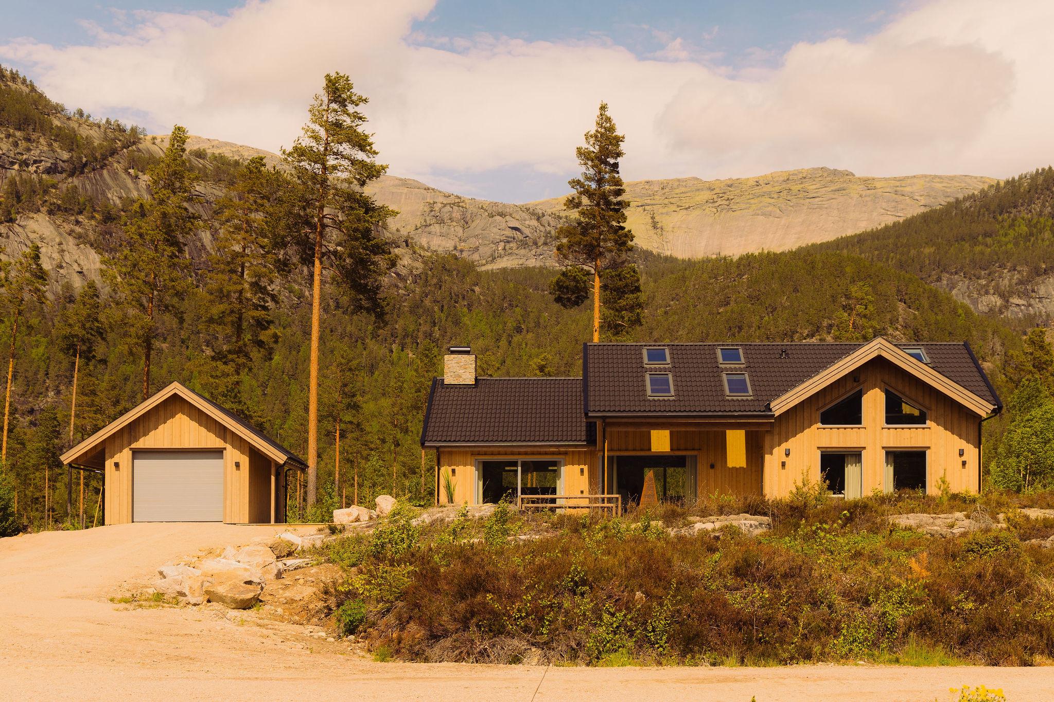 Villa Fell Fjord — terras met hottub en bergzicht